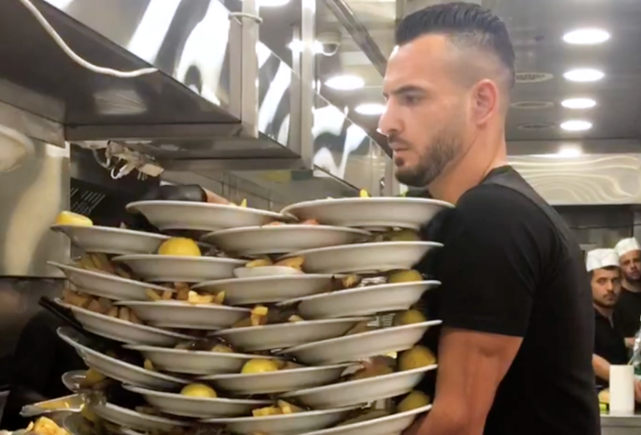 Talented Waiter In Israel Impressively Carries 31 Plates All At Once NTD