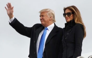 Trump Arrives in Washington With a Wave and a Salute
