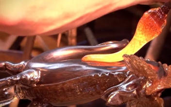 Sculpting a dragon from glass—simply incredible!