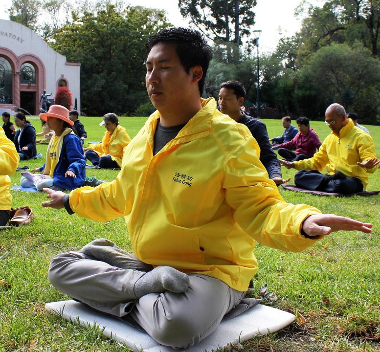 Steven Le doing the sitting meditation at the local exercise site. (Minghui.org)