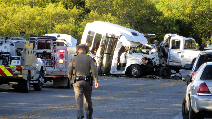 Federal investigators probe fatal Texas church-bus crash