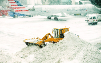 Plane gets stuck in snowdrift at NYC airport
