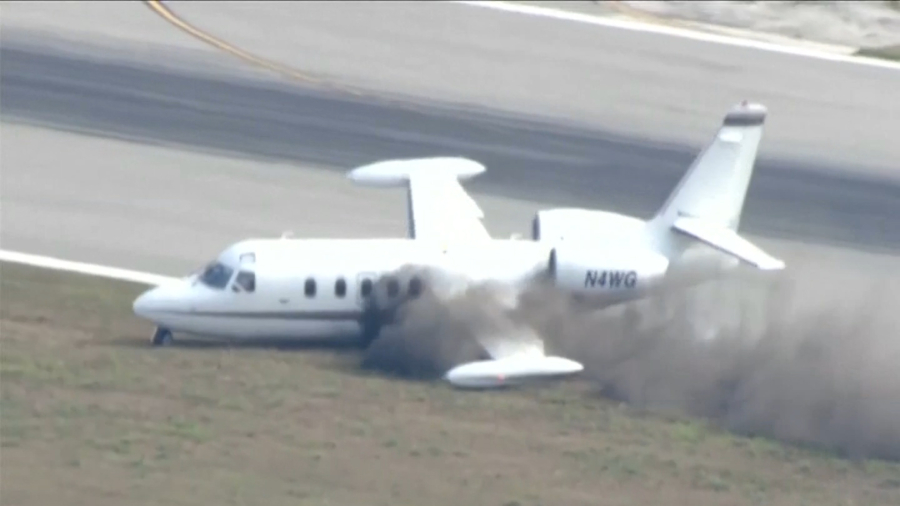 Small plane sparkles in emergency landing in Florida