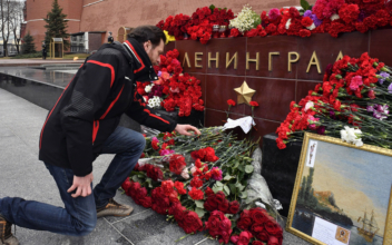 St. Petersburg pays tribute to subway blast victims