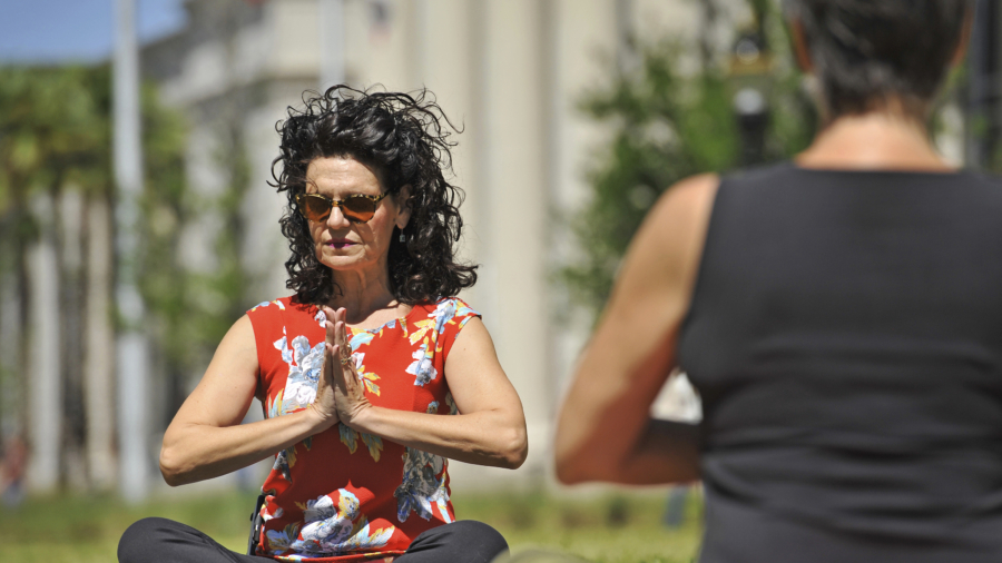 Florida judge does yoga on courthouse lawn