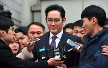 Court trial begins for Samsung Group chief Jay Y. Lee