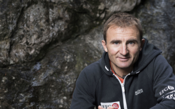Swiss mountaineer Ueli Steck dies near Eversest