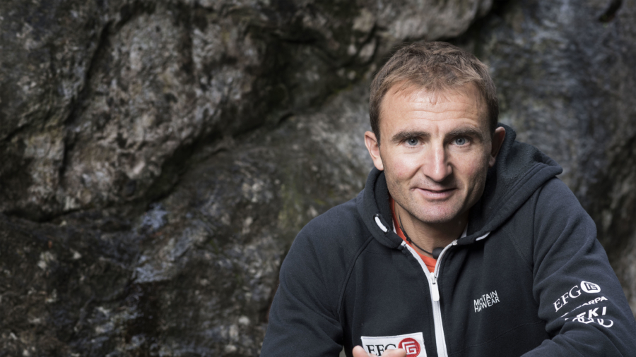 Swiss mountaineer Ueli Steck dies near Eversest