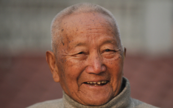 Man dies trying to be oldest to climb Everest
