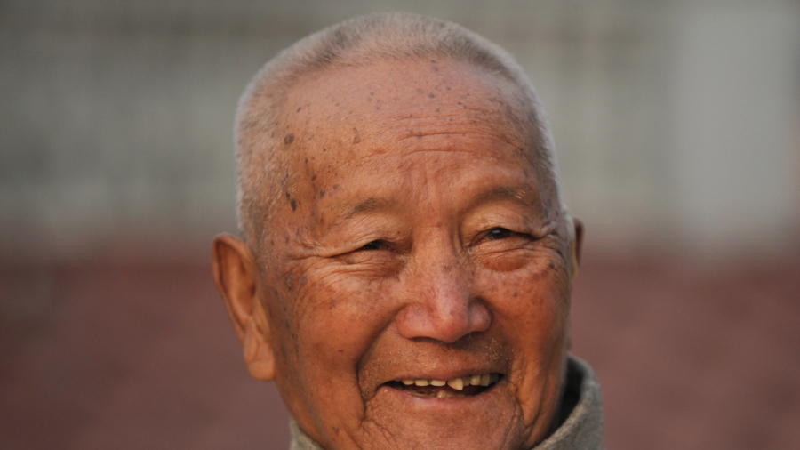 Man dies trying to be oldest to climb Everest