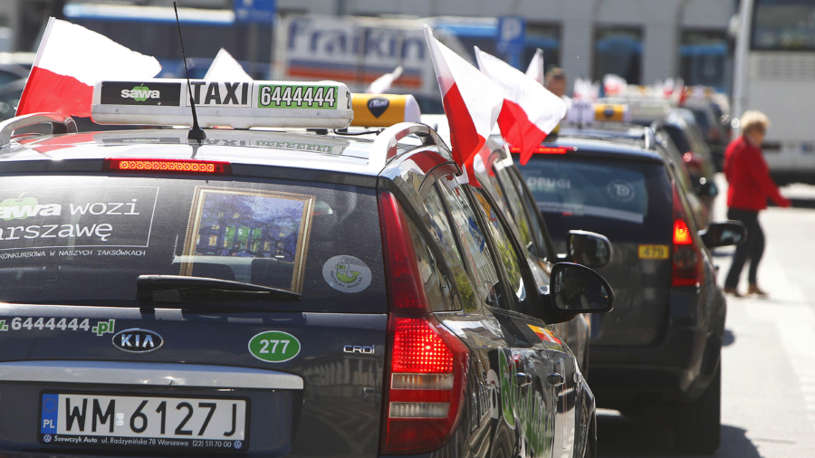 Polish taxi drivers protest unlicensed services
