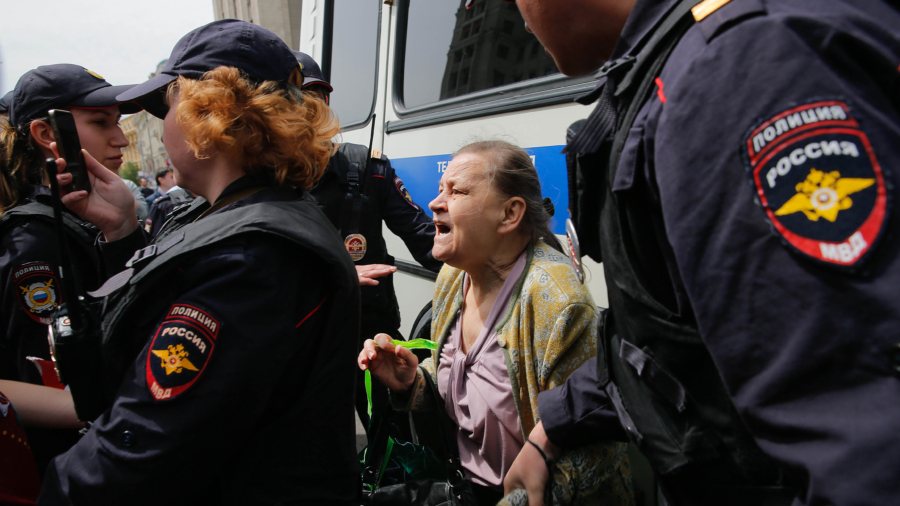 Russia police arrest dozens during Moscow protest