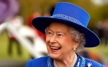 Queen Elizabeth, Prince Philip, host thousands for Buckingham Palace Garden Party