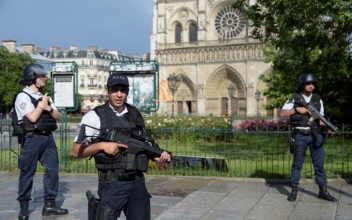 Police shoot attacker outside Notre Dame Cathedral in Paris