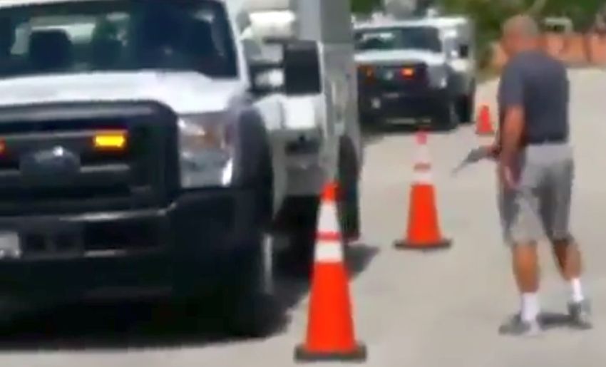 Florida man shoots the tires of AT&T truck | NTD