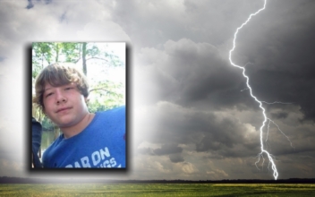 Lighting strike jumps from tree to Alabama teen on porch, tragically dies