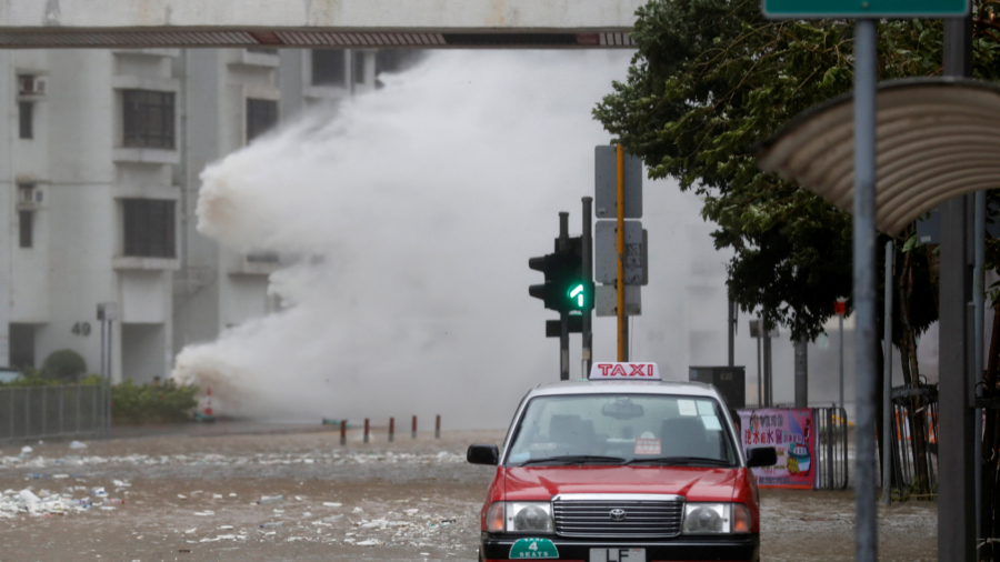 Typhoon batters Hong Kong and South China, 3 dead in Macau