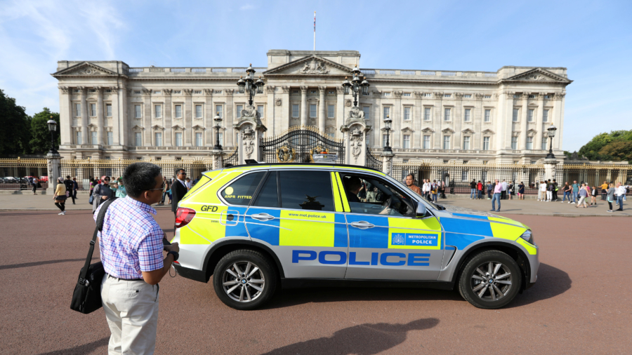 Buckingham Palace Terrorist Brandishes 4-Foot Sword, Yells ‘Allahu Akbar’