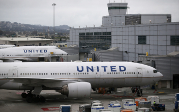United Airlines Flight Evacuated After Teen Uses AirDrop to Prank Other Passengers