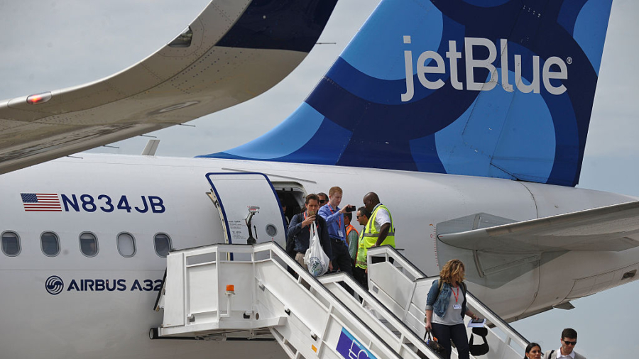 JetBlue Plane Surrounded by Armed Police After Pilots Stop Communicating With Air Traffic Control