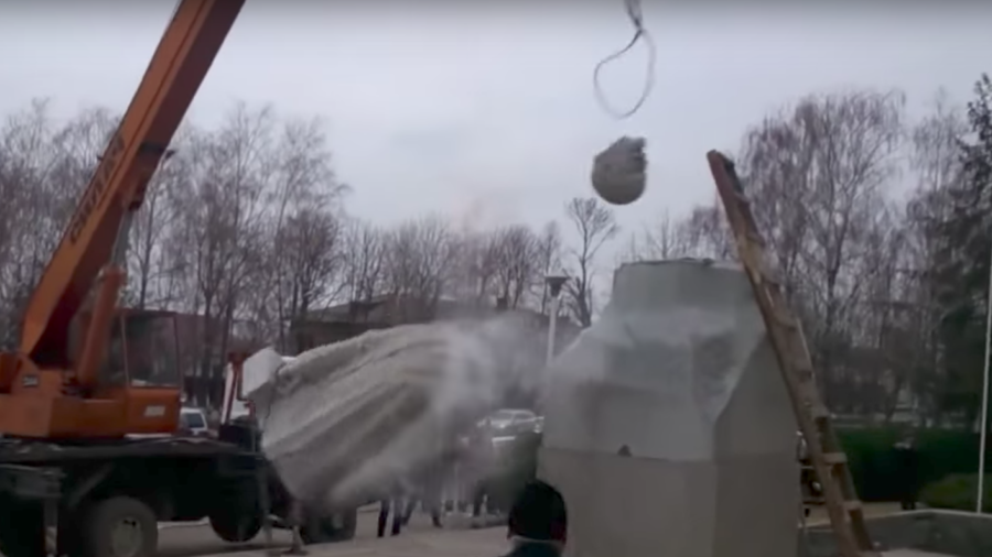 1,320 Vladimir Lenin Statues, 1,000 Soviet Monuments Removed in Ukraine: Report