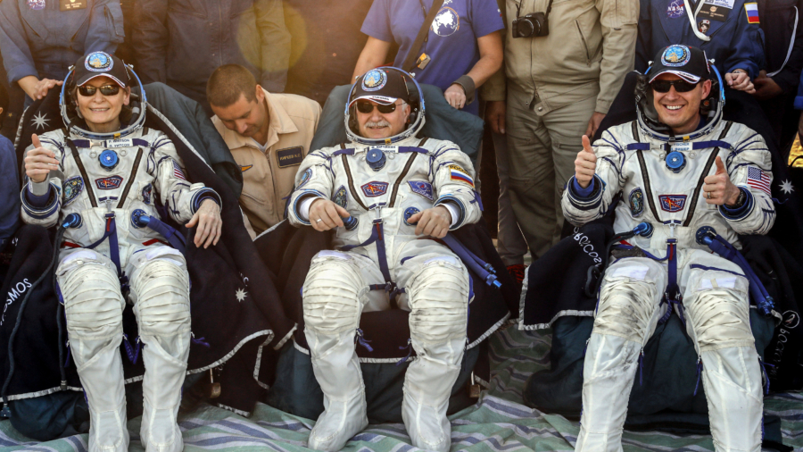 Record-breaking U.S. astronaut and crew back on Earth
