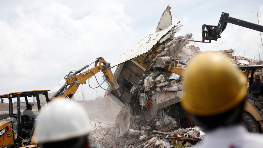 Mexico Quake Efforts Continue Amid Calls for Political Austerity