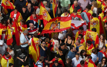 Spanish police move to enforce ban on Catalan independence poll