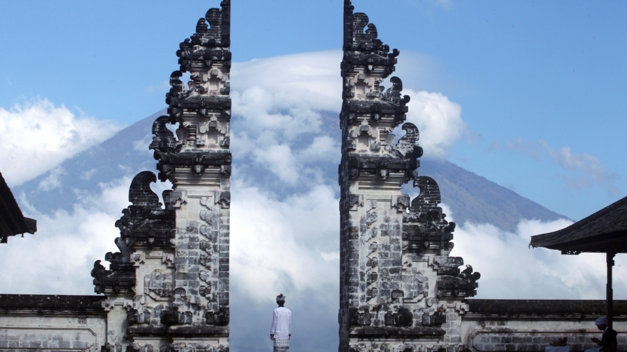 Fears of Bali Volcano Eruption Spark Exodus of 75,000