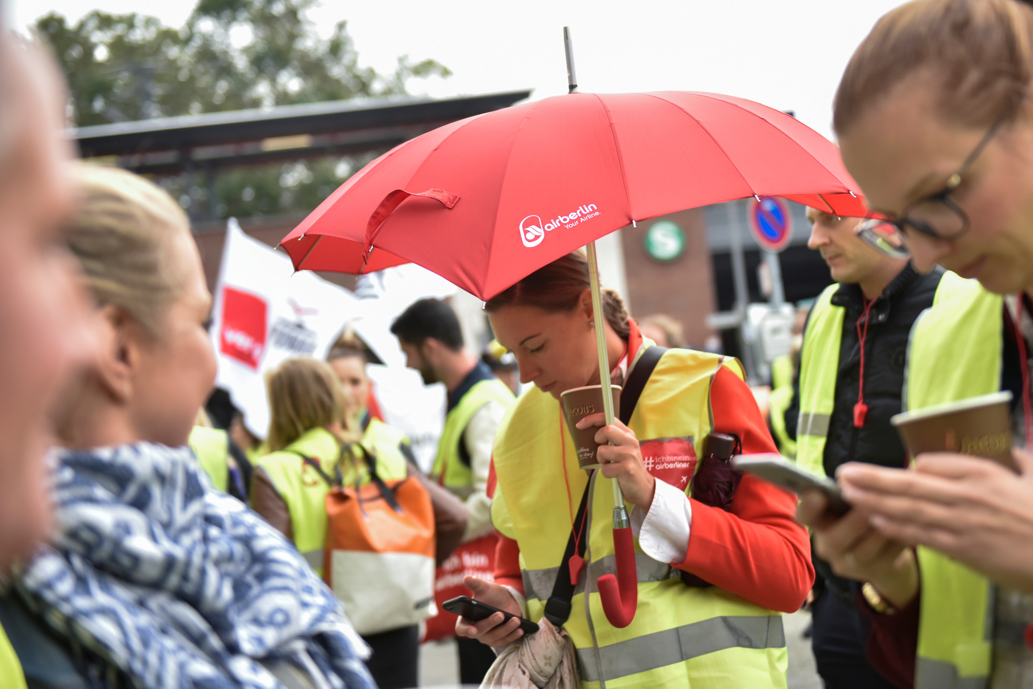 Employees of insolvent German airline Air Berlin protest before an Air Berlin news conference in Berlin, Germany on Sept. 25, 2017. (REUTERS/Stefanie Loos)