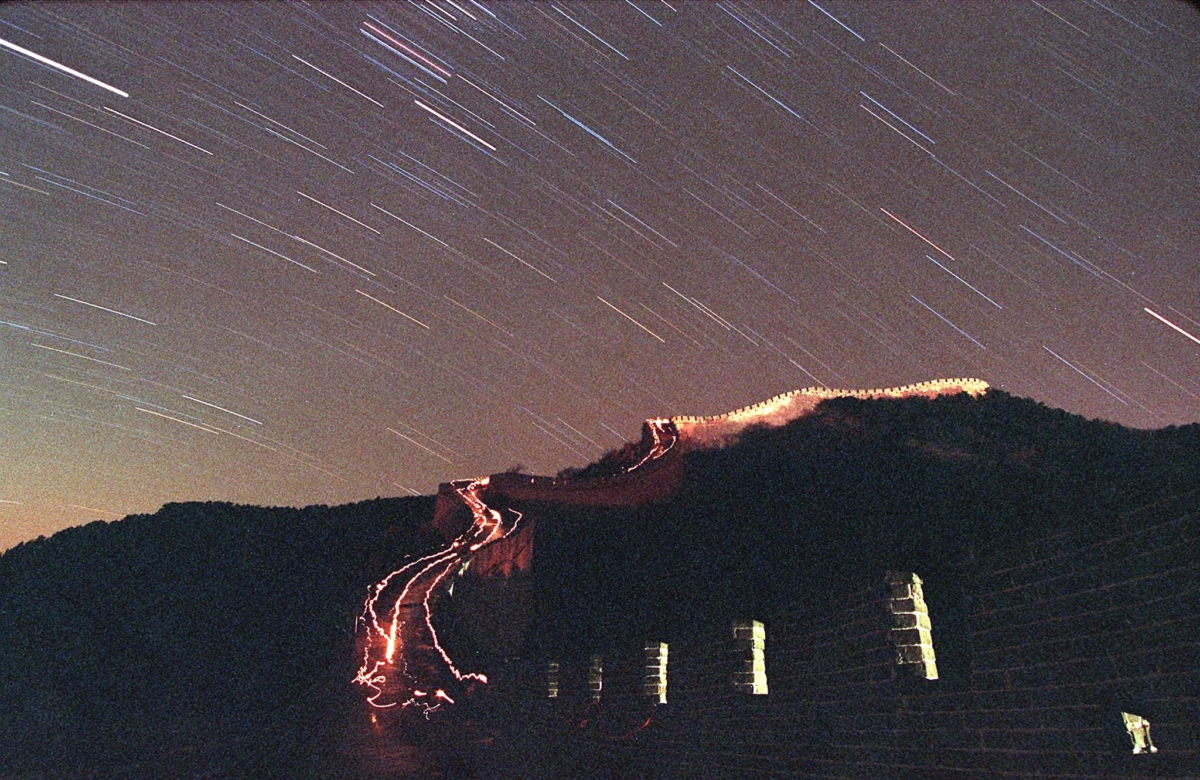 The Leonid meteor shower lights up the sky above China's Great Wall on 18 November in Badaling Pass, China. (Stephen Shaver/AFP/Getty Images)