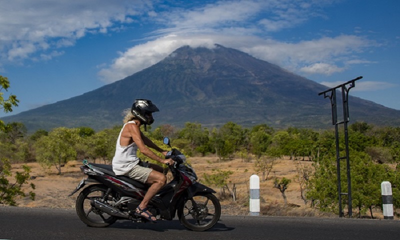 Bali Volcano Spews Ash, Danger of Larger Eruption Remains
