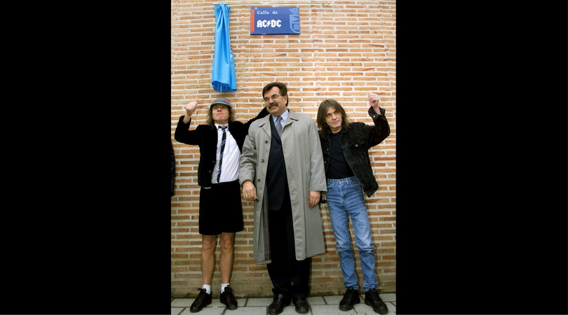 Rock Legends Salute Malcolm Young on AC/DC Founder's Passing | NTD