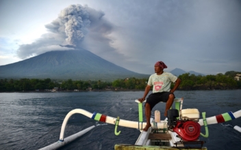 Bali Volcano Shoots New Burst of Ash; Flights Unaffected