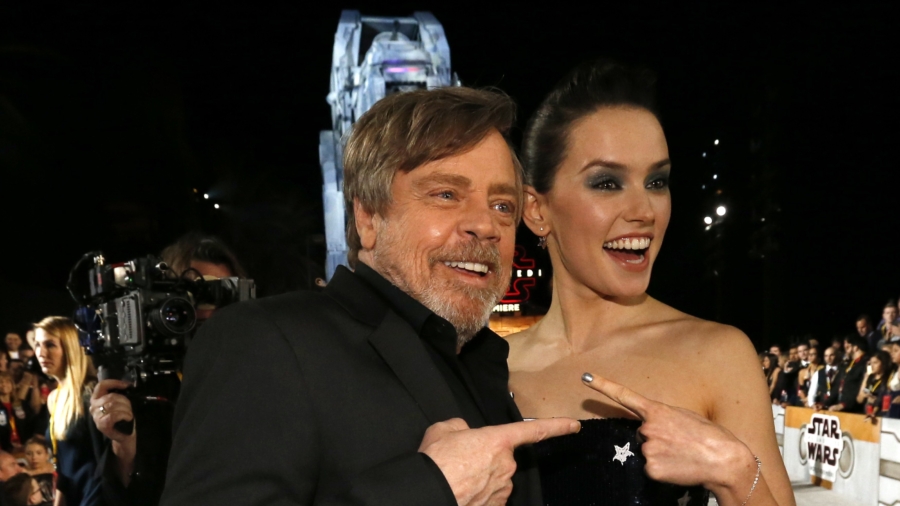 ‘Star Wars: The Last Jedi’ Premieres With Tribute to Late Carrie Fisher
