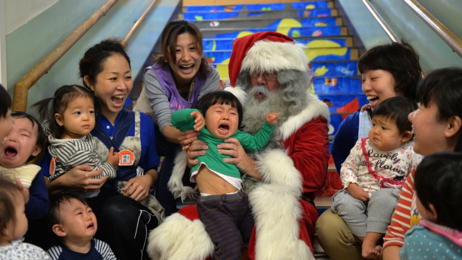 1-Year-Old Signs ‘Help’ While Sitting on Santa’s Lap