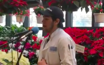 Voice of an Angel: Supermarket Shoppers Surprised When Employee Picks up Mic