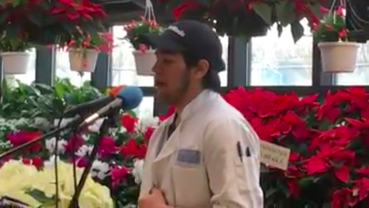 Voice of an Angel: Supermarket Shoppers Surprised When Employee Picks up Mic