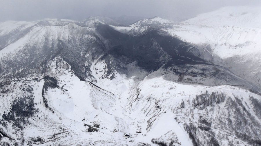 9 Injured in Volcano Eruption Near Japanese Ski Resort