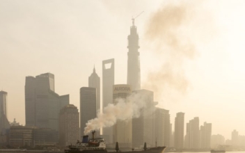 Thick Smog Shuts Down Transportation in China