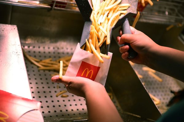 In this file photo unrelated to the story a McDonald's employee prepares french fries in Miami, Fla., on April 25, 2017. (Joe Raedle/Getty Images)