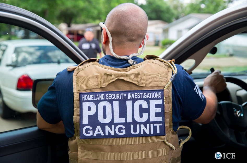 An ICE Homeland Security Investigations agent takes part in a gang operation in Carrollton, Texas, on April 4, 2017. (ICE)