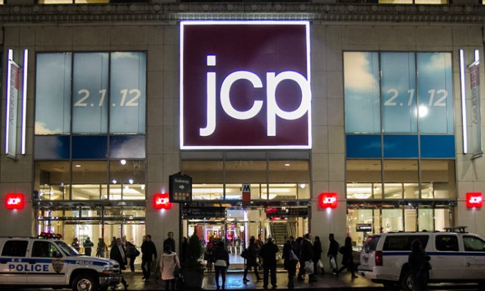People coming in and out of the JCPenney store in the Manhattan Mall in Harold Square in New York City in this file photo. (Benjamin Chasteen/The Epoch Times)