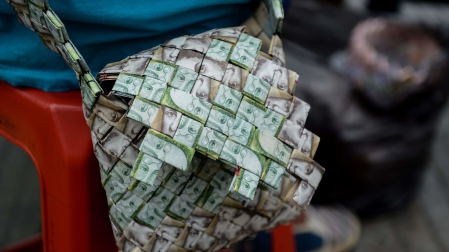 The Venezuela Street Sellers Turning Worthless Notes Into Bags and Hats