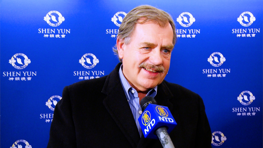 Painter Enjoys the Beauty and Colors in Shen Yun