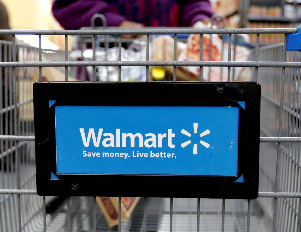 A customer pushes a shopping cart at a Walmart store in Chicago, Ill., on Nov. 23, 2016. (Kamil Krzaczynski/Reuters/File Photo)