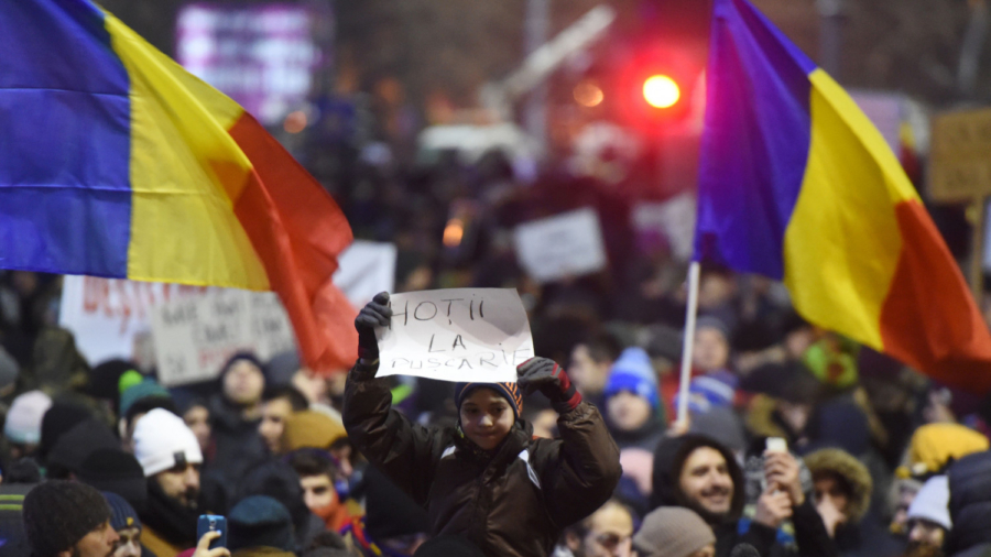 Thousands of Romanians Protest Against Ruling Coalition