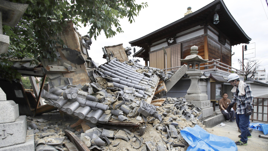 Earthquake Hits Japan: 300 Injured, 4 Dead