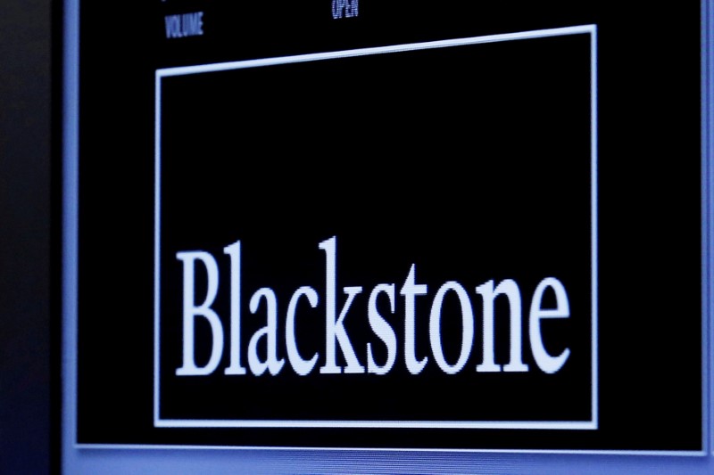 Blackstone Freezes Pullout as Investors Flee