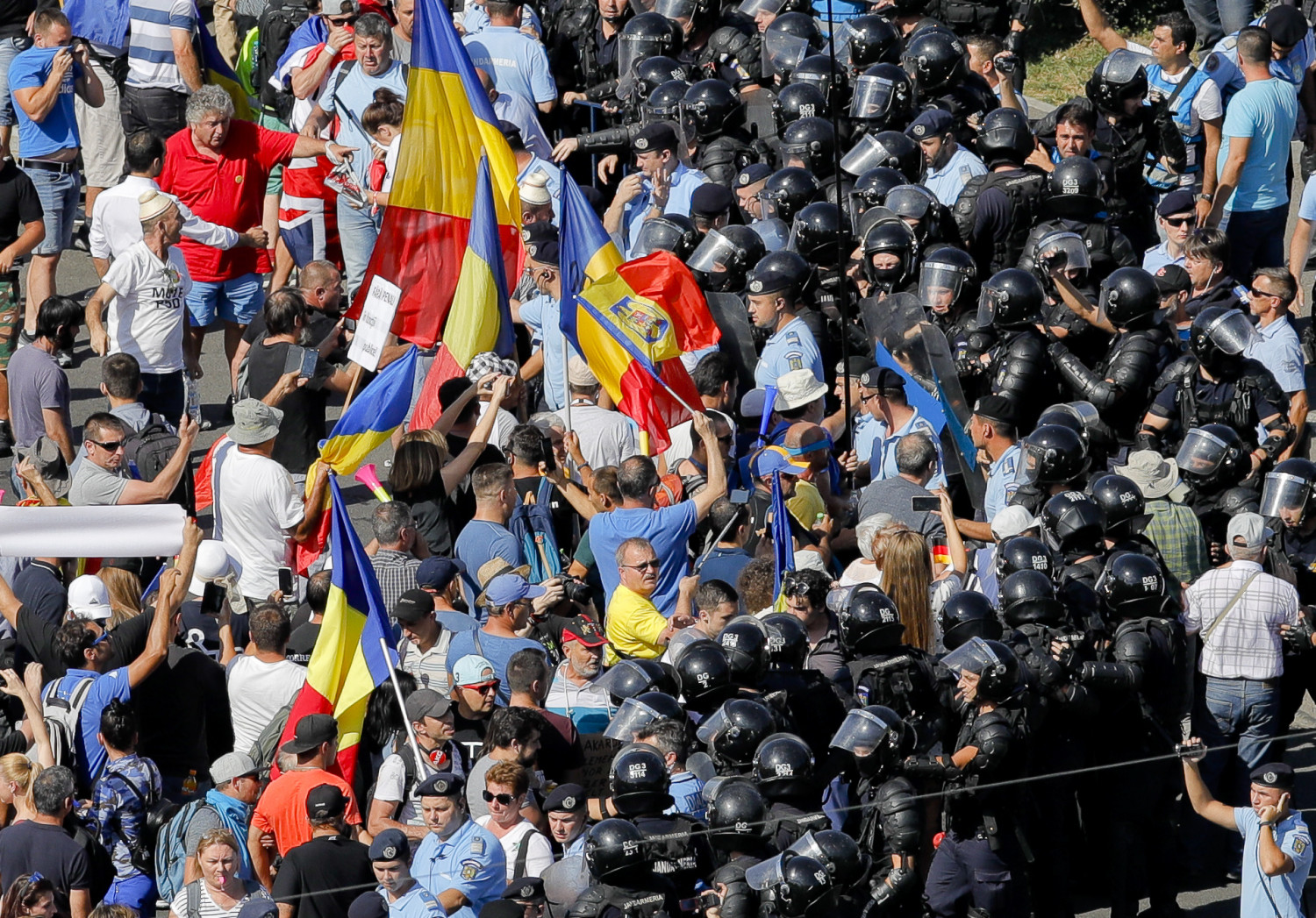 Romanian Expats Stage Huge Protest in Bucharest | NTD